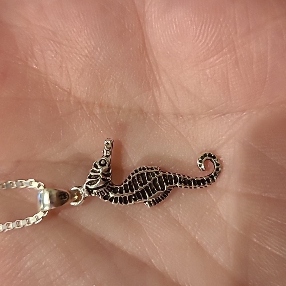 Seahorse sterling silver necklace - Picture 2 of 4
